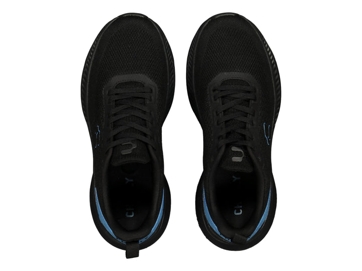 Tenis deportivos Charly en color negro con detalles en azul y suela negra.