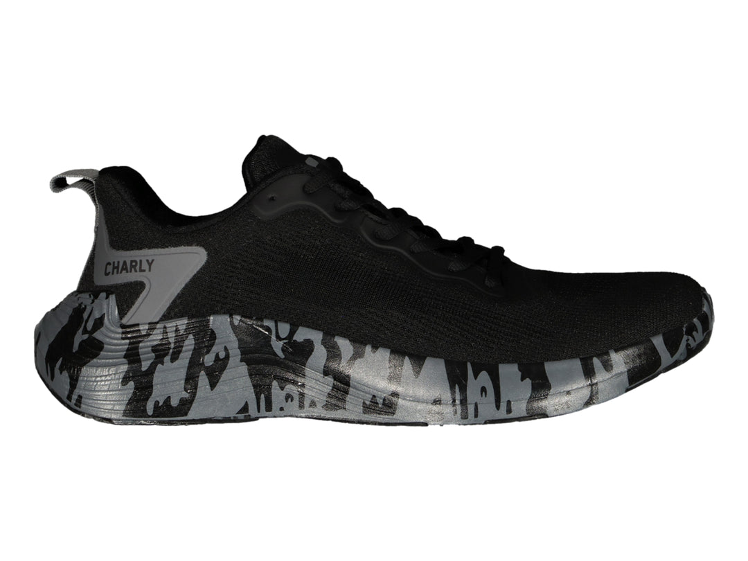 Tenis de baloncesto Charly en color negro con suela gris con estampado de camuflaje.