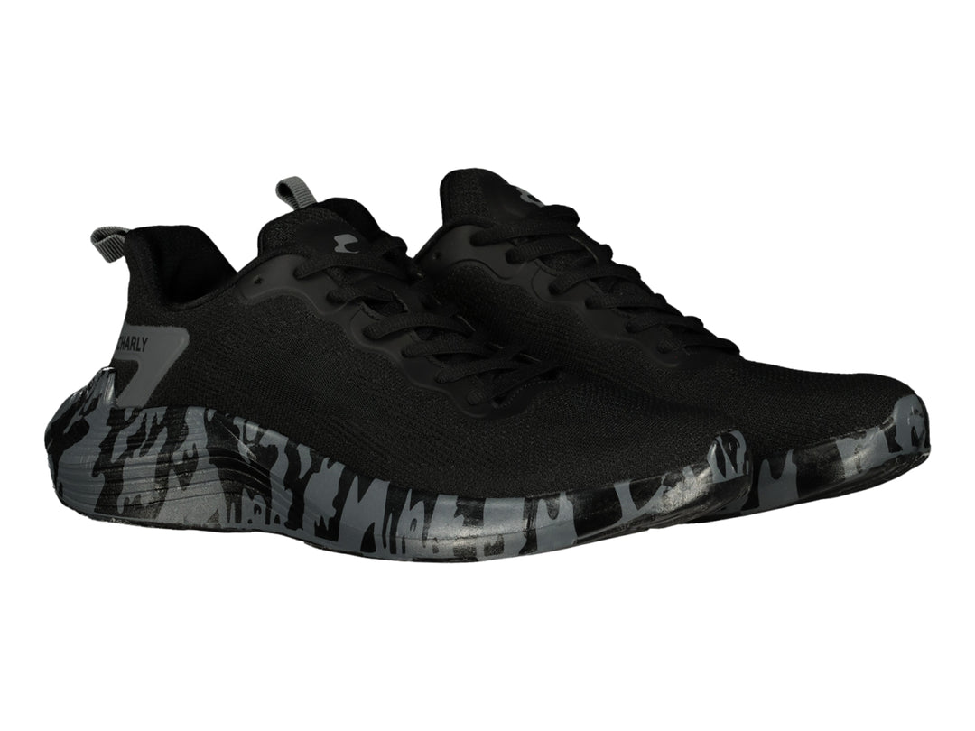 Tenis de baloncesto Charly en color negro con suela gris con estampado de camuflaje.