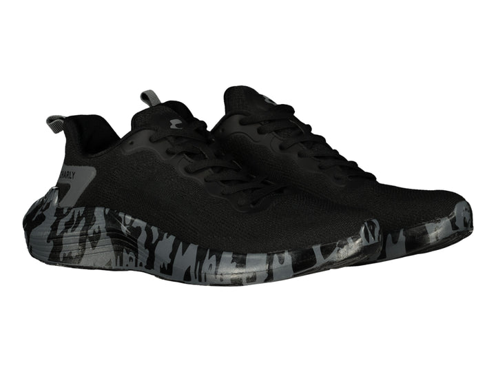 Tenis de baloncesto Charly en color negro con suela gris con estampado de camuflaje.