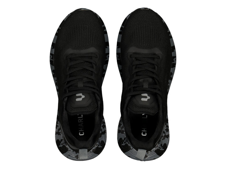 Tenis de baloncesto Charly en color negro con suela gris con estampado de camuflaje.