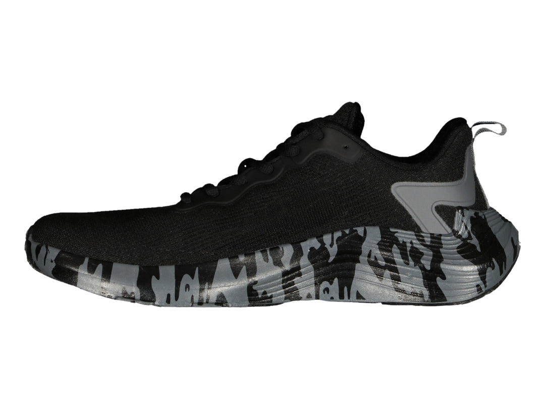 Tenis de baloncesto Charly en color negro con suela gris con estampado de camuflaje.
