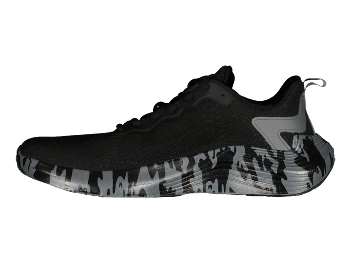 Tenis de baloncesto Charly en color negro con suela gris con estampado de camuflaje.
