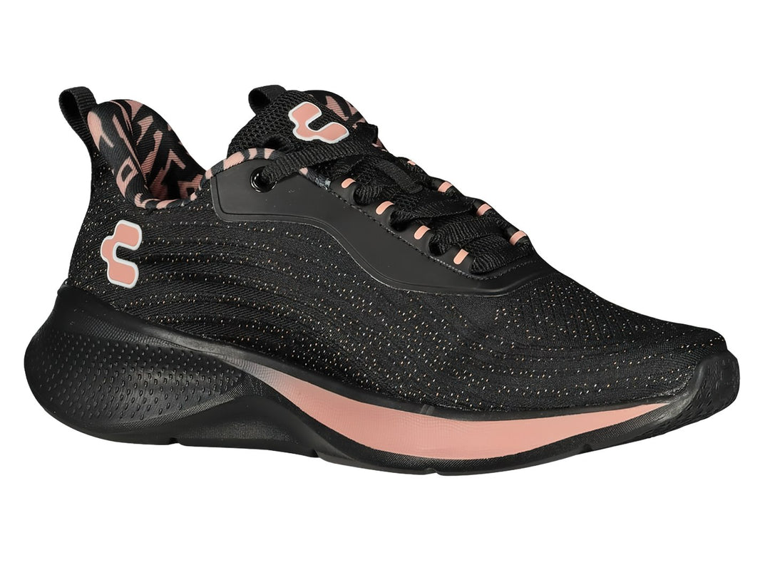 Tenis deportivos negros con detalles en rosa en la suela y el logotipo de la marca Charly.