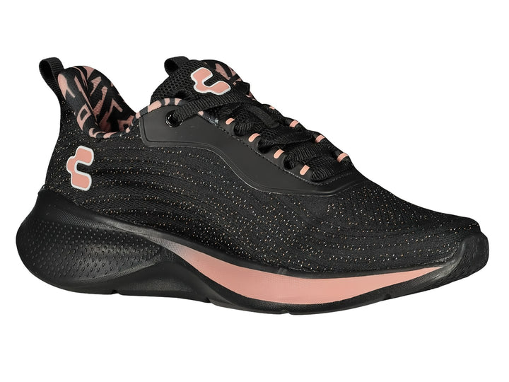 Tenis deportivos negros con detalles en rosa en la suela y el logotipo de la marca Charly.