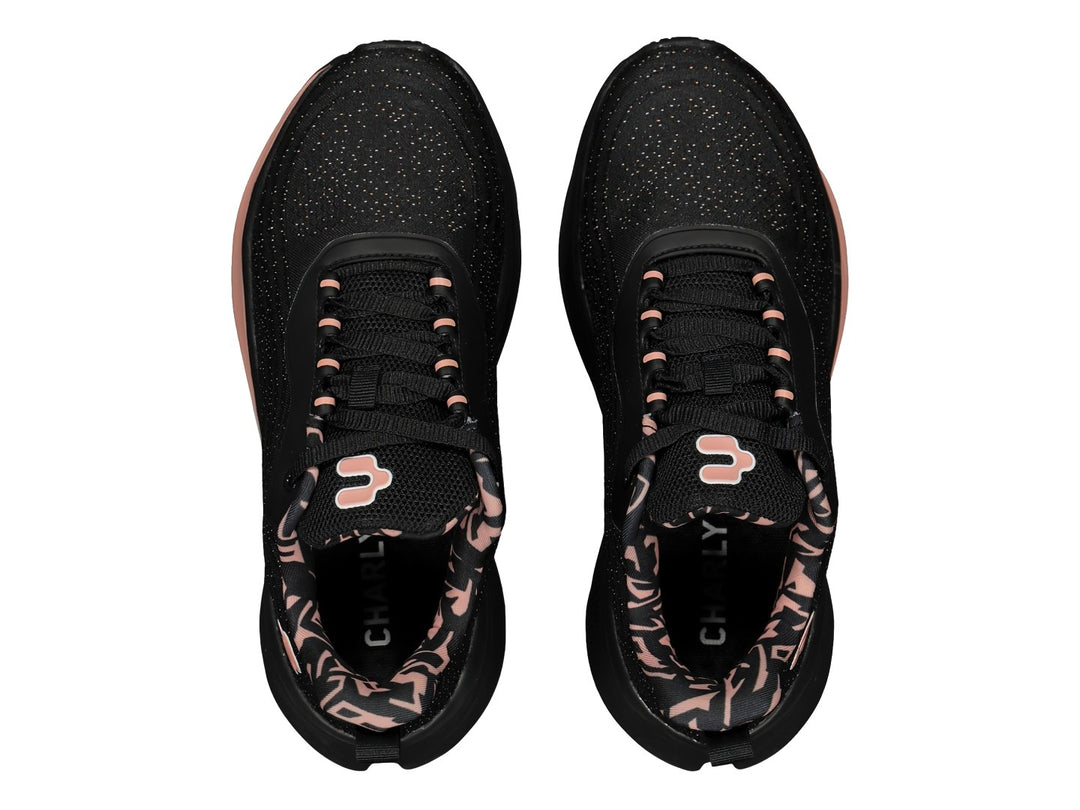Tenis deportivos negros con detalles en rosa en la suela y el logotipo de la marca Charly.