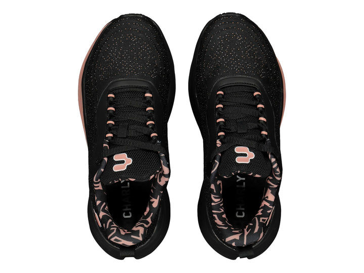 Tenis deportivos negros con detalles en rosa en la suela y el logotipo de la marca Charly.
