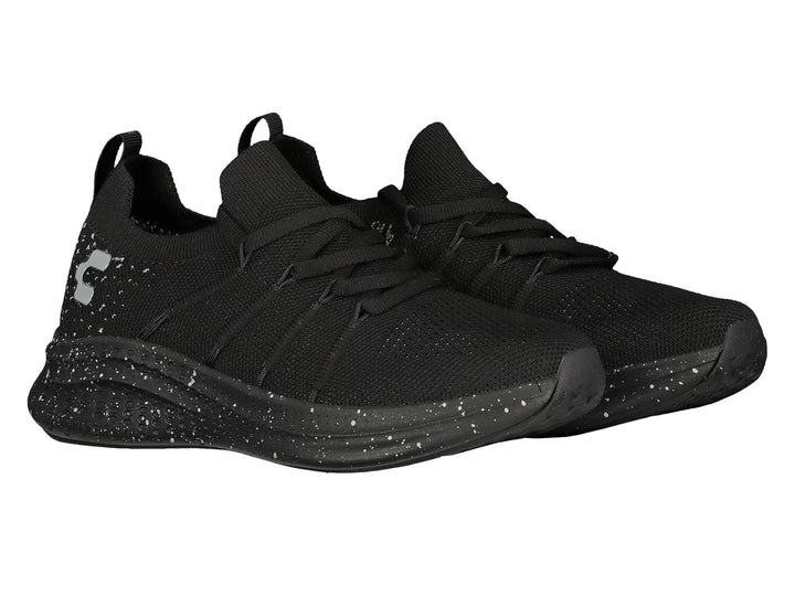 Tenis deportivos color negro con detalles moteados blancos en la suela.