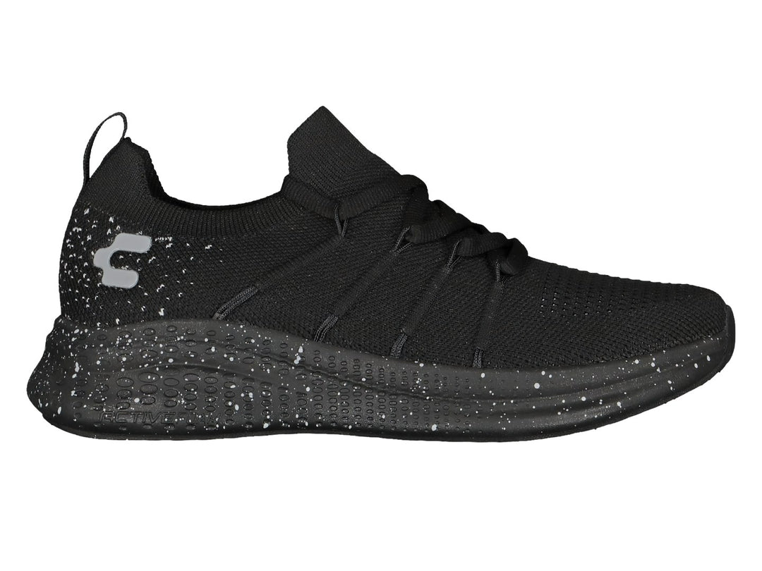 Tenis deportivos color negro con detalles moteados blancos en la suela.