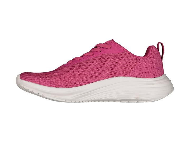 Tenis deportivos Charly de color rosa con suela blanca y tejido transpirable.