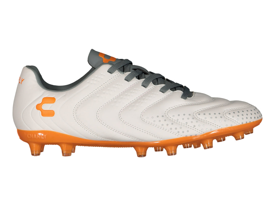 Calzado de fútbol Charly en color blanco con suela naranja y detalles en gris.