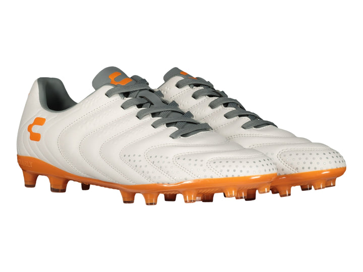 Calzado de fútbol Charly en color blanco con suela naranja y detalles en gris.