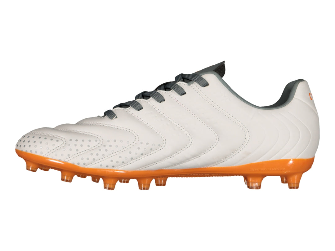 Calzado de fútbol Charly en color blanco con suela naranja y detalles en gris.
