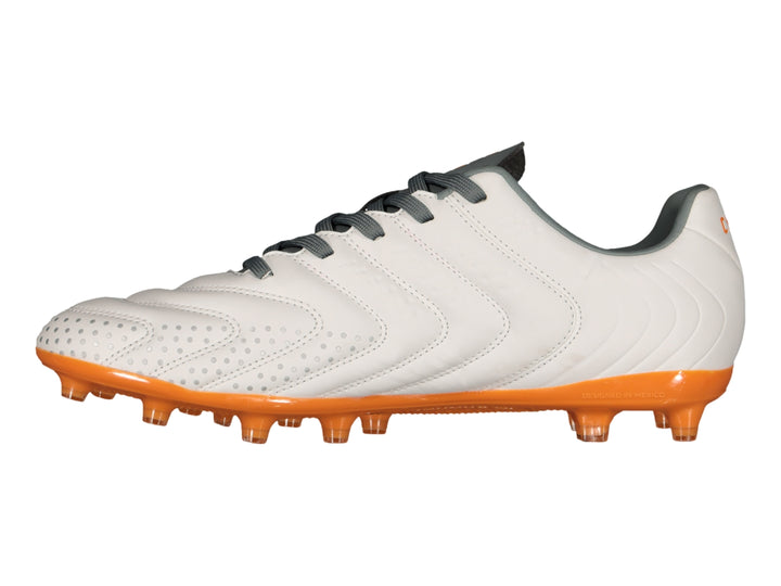 Calzado de fútbol Charly en color blanco con suela naranja y detalles en gris.