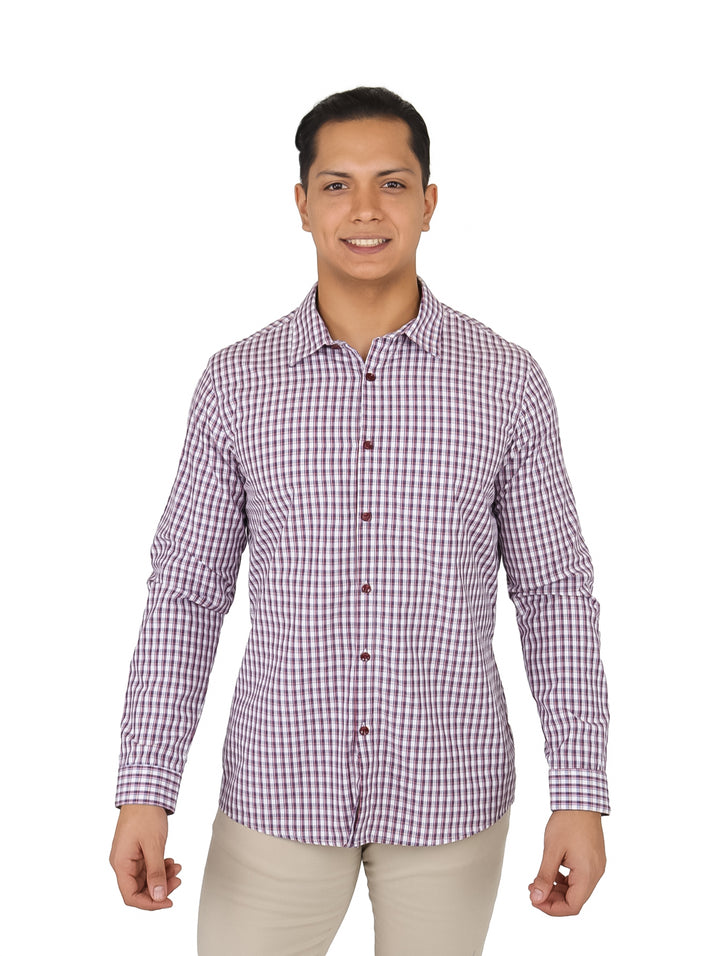 Hombre vistiendo una camisa de manga larga con estampado de cuadros en color púrpura y blanco.