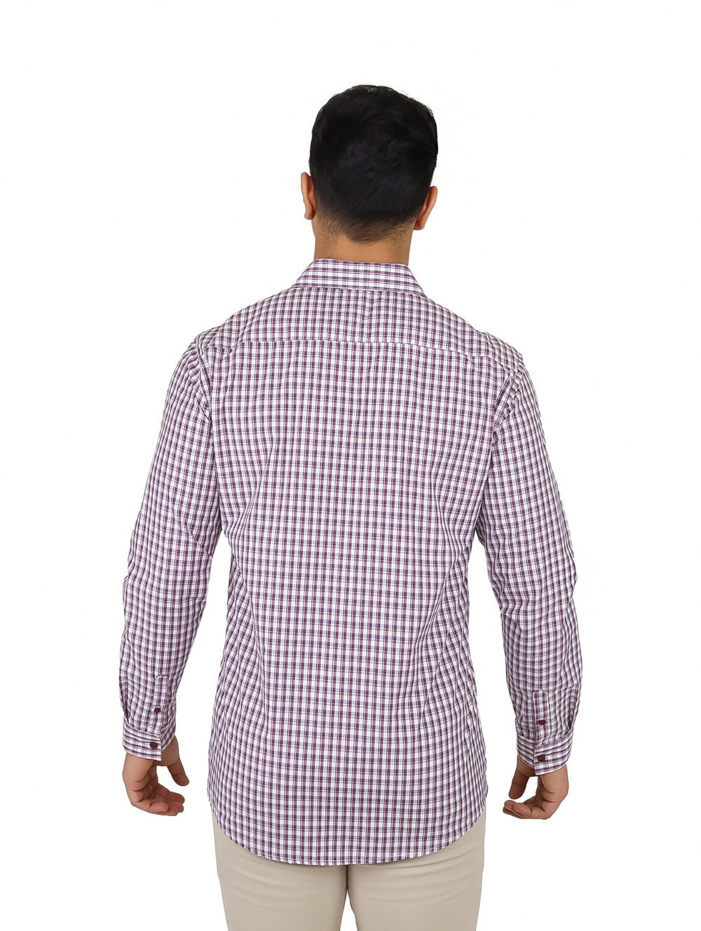 Hombre vistiendo una camisa de manga larga con estampado de cuadros en color púrpura y blanco.
