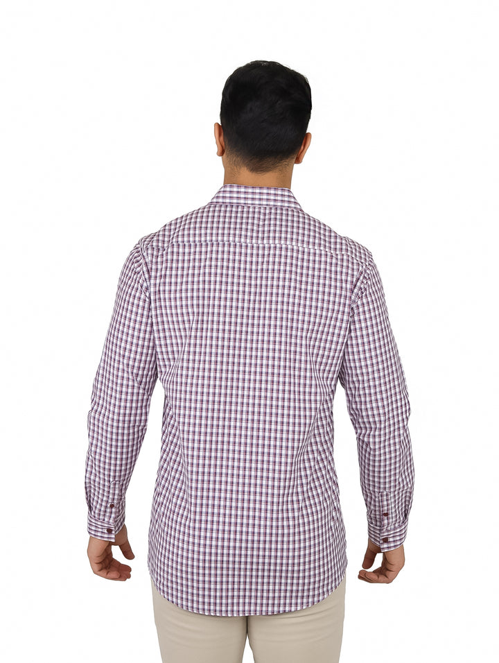 Hombre vistiendo una camisa de manga larga con estampado de cuadros en color púrpura y blanco.