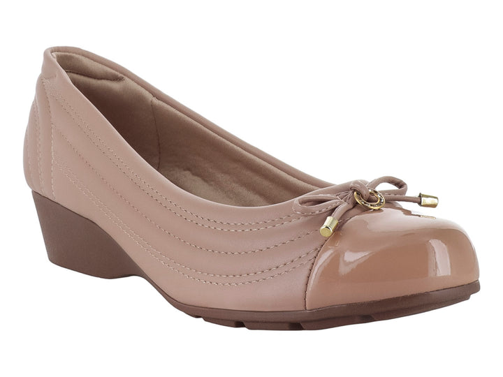 Zapato color nude para mujer con punta de charol brillante, detalle de moño dorado y tacón bajo cuadrado.