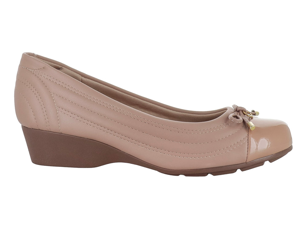 Zapato color nude para mujer con punta de charol brillante, detalle de moño dorado y tacón bajo cuadrado.