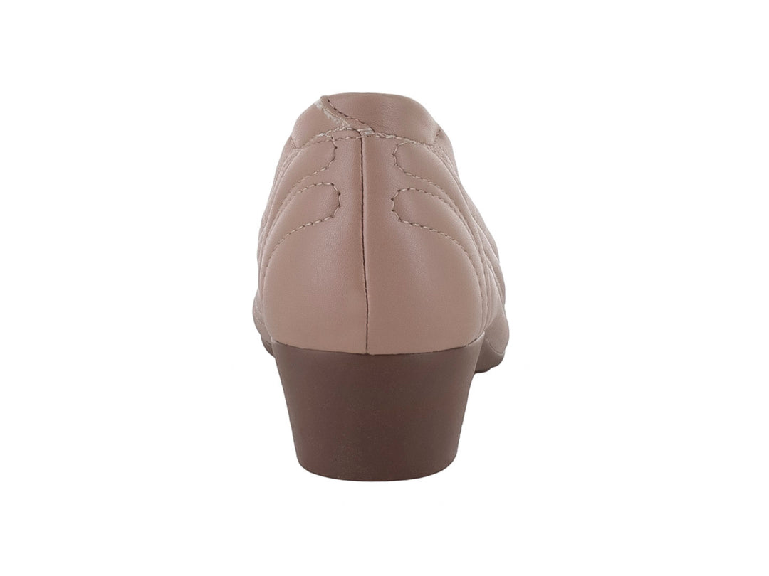 Zapato color nude para mujer con punta de charol brillante, detalle de moño dorado y tacón bajo cuadrado.