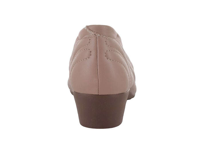 Zapato color nude para mujer con punta de charol brillante, detalle de moño dorado y tacón bajo cuadrado.