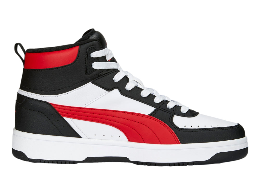 Tenis PUMA de corte alto en colores blanco, negro y rojo con suela blanca.