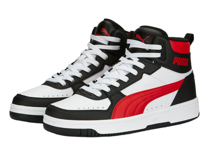 Tenis PUMA de corte alto en colores blanco, negro y rojo con suela blanca.