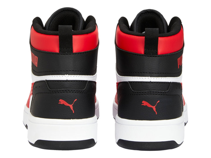Tenis PUMA de corte alto en colores blanco, negro y rojo con suela blanca.