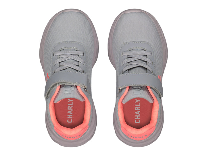 Tenis deportivos Charly color gris con detalles en coral y cierre de velcro.