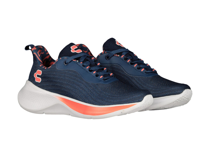 Tenis deportivos Charly en color azul marino con detalles en coral y suela blanca.