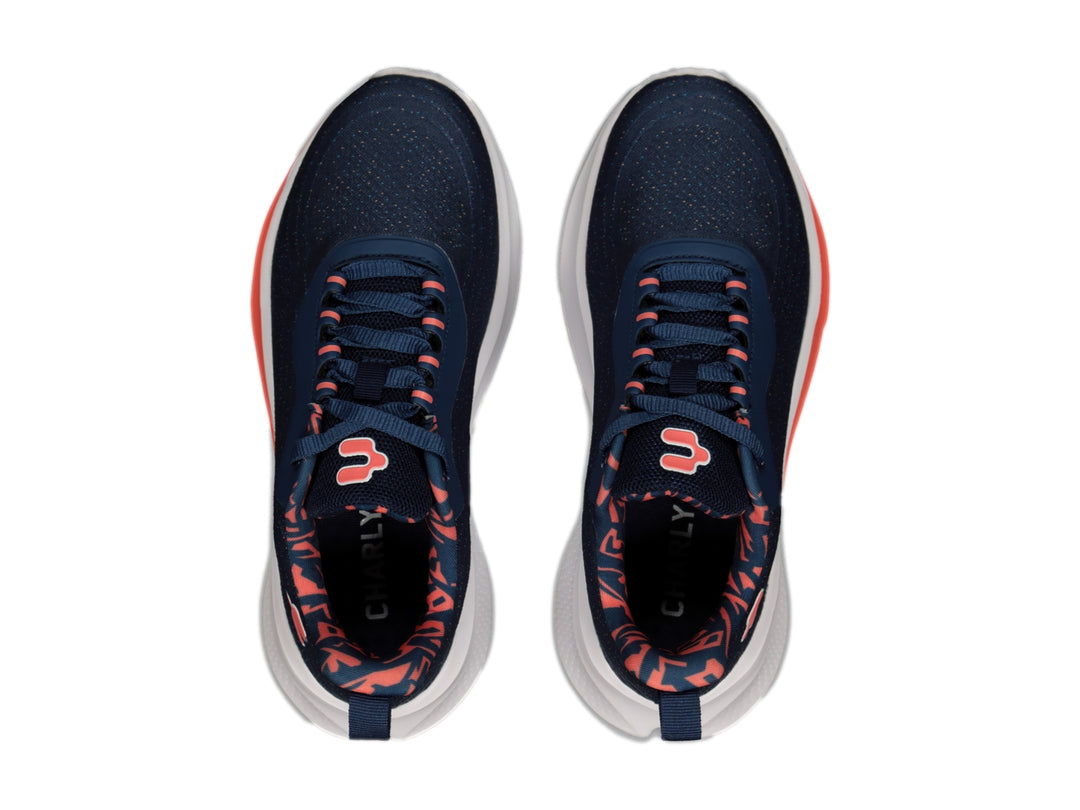 Tenis deportivos Charly en color azul marino con detalles en coral y suela blanca.