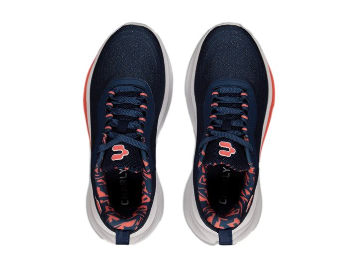 Tenis deportivos Charly en color azul marino con detalles en coral y suela blanca.