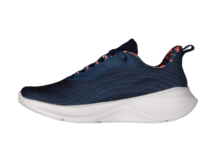 Tenis deportivos Charly en color azul marino con detalles en coral y suela blanca.