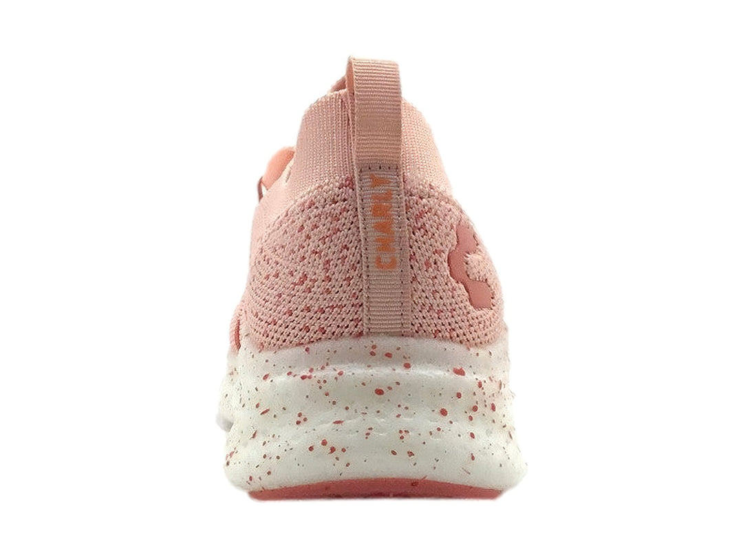 Tenis deportivos color rosa con suela blanca moteada y parte superior de tejido transpirable.