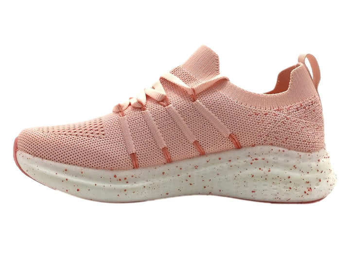 Tenis deportivos color rosa con suela blanca moteada y parte superior de tejido transpirable.