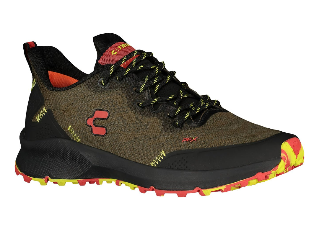 Tenis deportivos Charly en color oliva con detalles en negro, amarillo y rojo, diseñados para baloncesto.