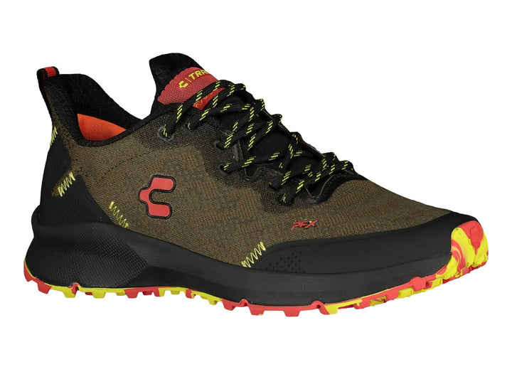 Tenis deportivos Charly en color oliva con detalles en negro, amarillo y rojo, diseñados para baloncesto.