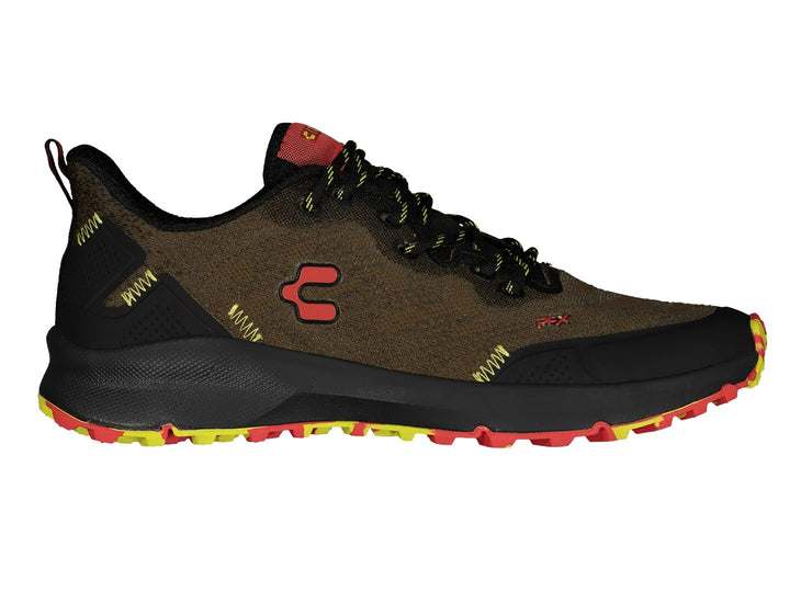 Tenis deportivos Charly en color oliva con detalles en negro, amarillo y rojo, diseñados para baloncesto.