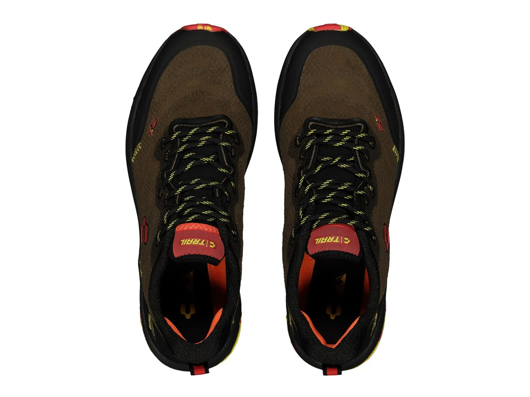 Tenis deportivos Charly en color oliva con detalles en negro, amarillo y rojo, diseñados para baloncesto.