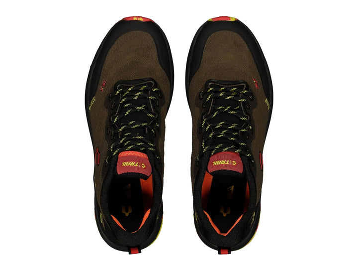 Tenis deportivos Charly en color oliva con detalles en negro, amarillo y rojo, diseñados para baloncesto.