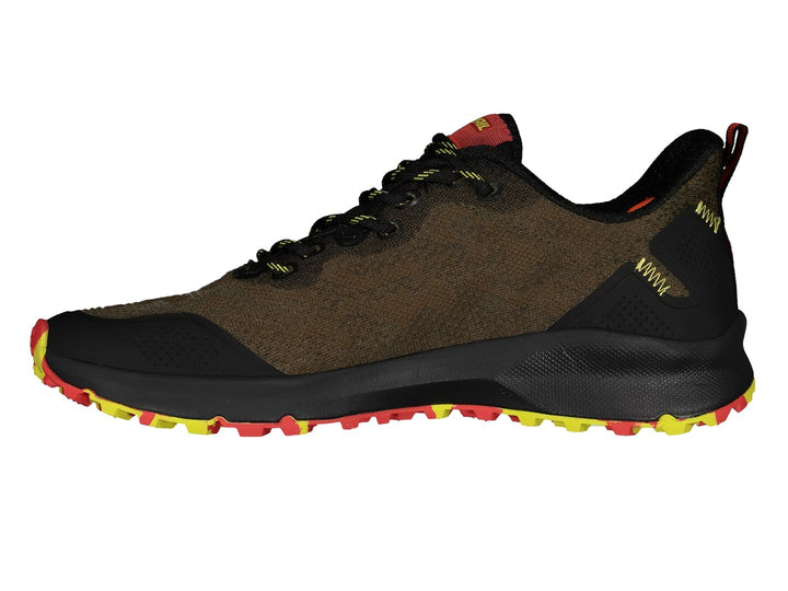 Tenis deportivos Charly en color oliva con detalles en negro, amarillo y rojo, diseñados para baloncesto.