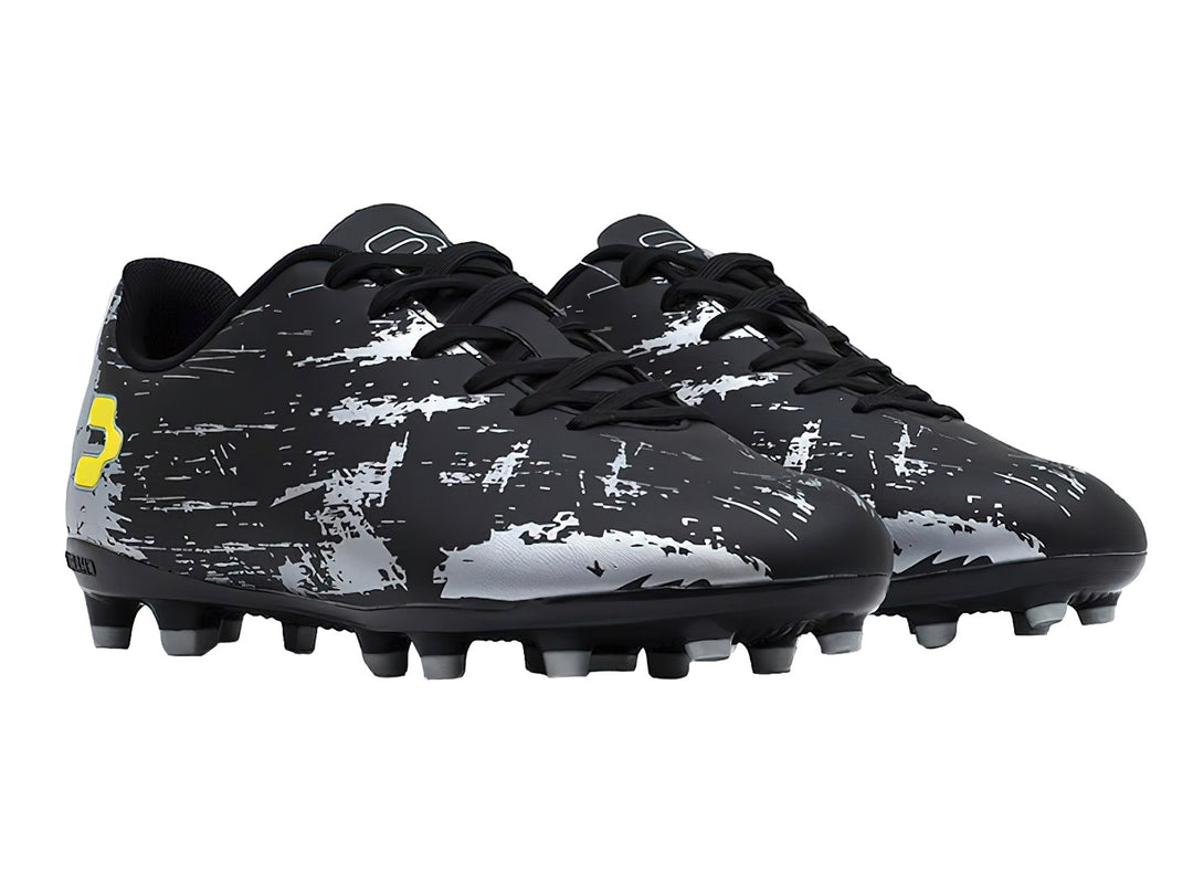 Zapatos de fútbol Charly color negro con detalles plateados abstractos y tacos para pasto.