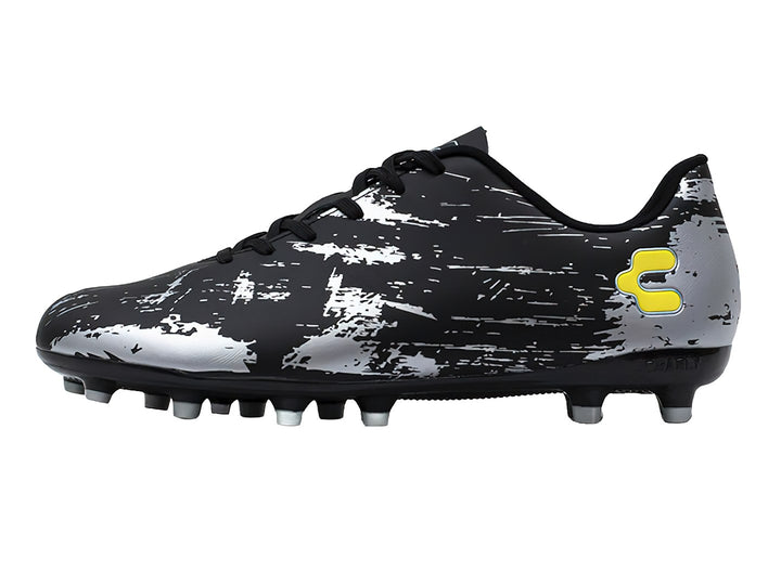 Zapatos de fútbol Charly color negro con detalles plateados abstractos y tacos para pasto.