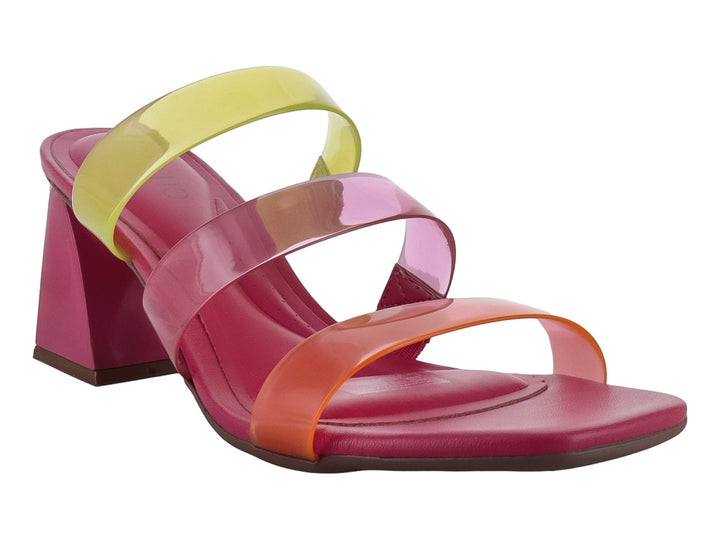 Sandalia de tacón cuadrado con tiras transparentes en colores amarillo, rosa y naranja sobre base rosa.