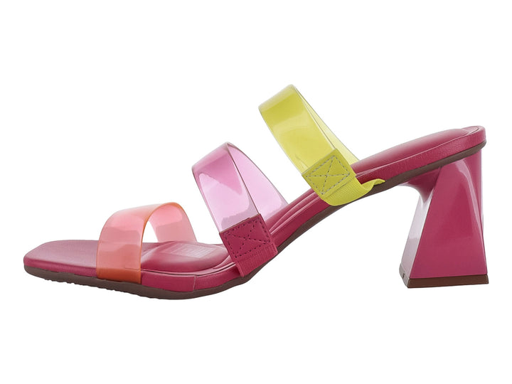 Sandalia de tacón cuadrado con tiras transparentes en colores amarillo, rosa y naranja sobre base rosa.