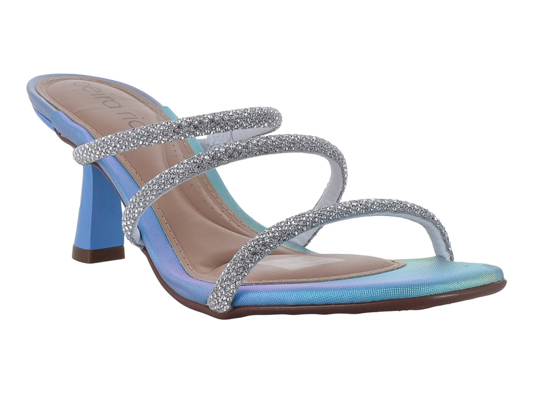 Sandalia de tacón cuadrado color azul iridiscente con tres tiras decoradas con cristales plateados brillantes.