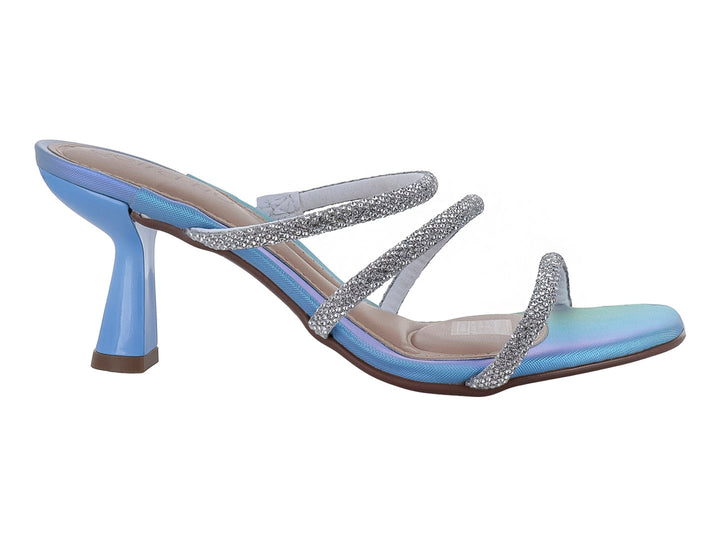 Sandalia de tacón cuadrado color azul iridiscente con tres tiras decoradas con cristales plateados brillantes.