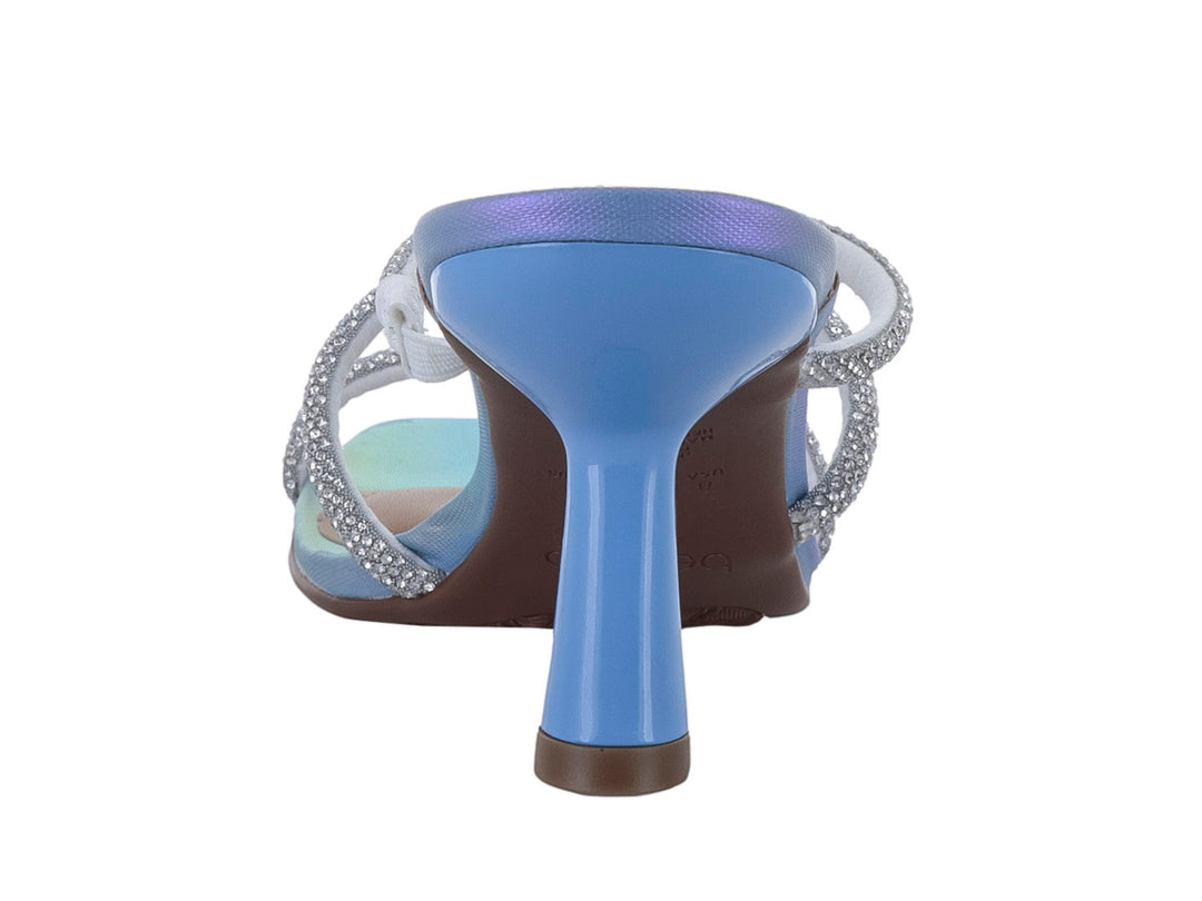Sandalia de tacón cuadrado color azul iridiscente con tres tiras decoradas con cristales plateados brillantes.