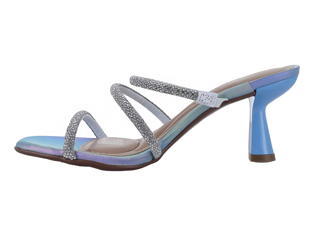 Sandalia de tacón cuadrado color azul iridiscente con tres tiras decoradas con cristales plateados brillantes.