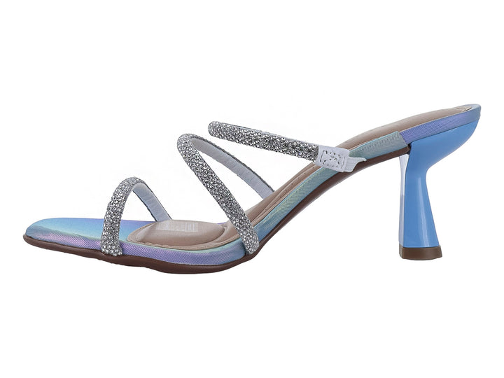 Sandalia de tacón cuadrado color azul iridiscente con tres tiras decoradas con cristales plateados brillantes.